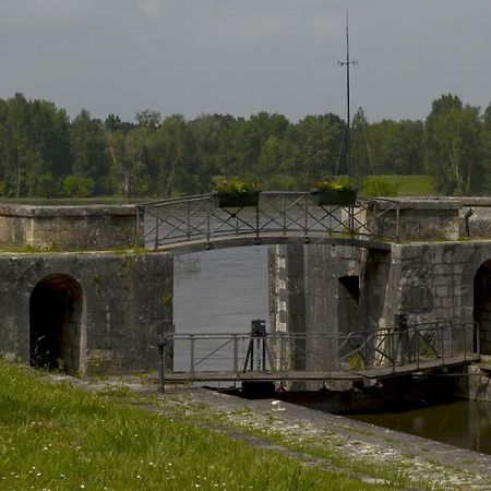 Chambre D'Hotes Face A Briare Eksteriør bilde